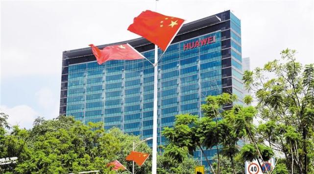 国旗飘扬别样红带你感受深圳街头节日气氛