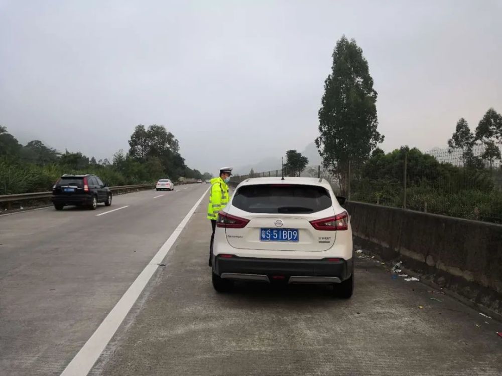 一大波占用应急车道的车辆被曝光罚200扣6分