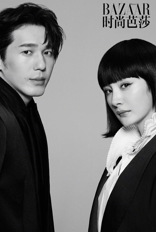 杨幂最新双人杂志封面曝光,穿丝袜搭西装跟以前判若两人