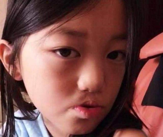 14岁李嫣近照不输王菲拍杂志大片不遮兔唇一双大长腿超吸睛