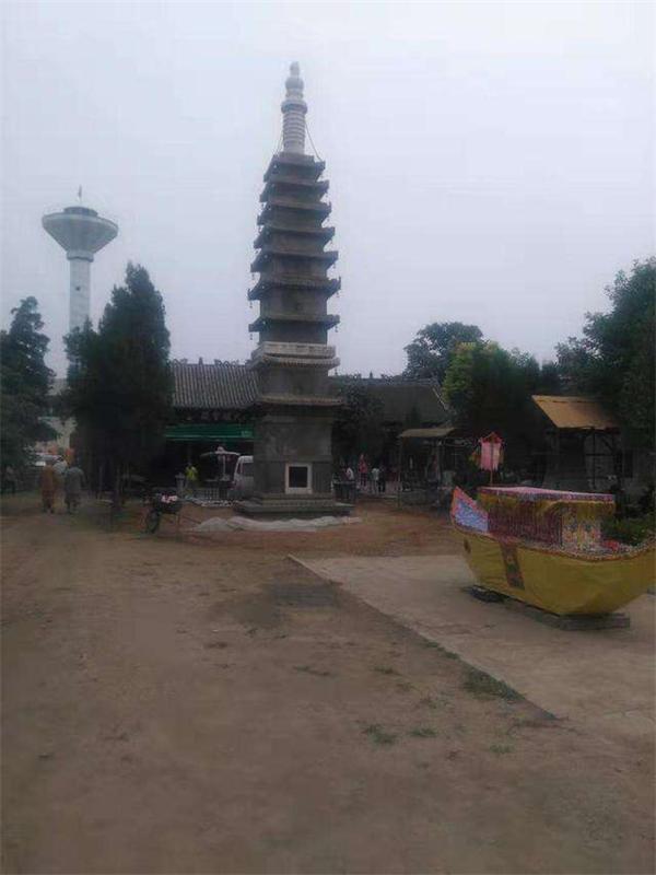 按张怀洲,魏殿臣的《法海寺塔千年祭》记载:法海寺石塔,平面方形,外檐