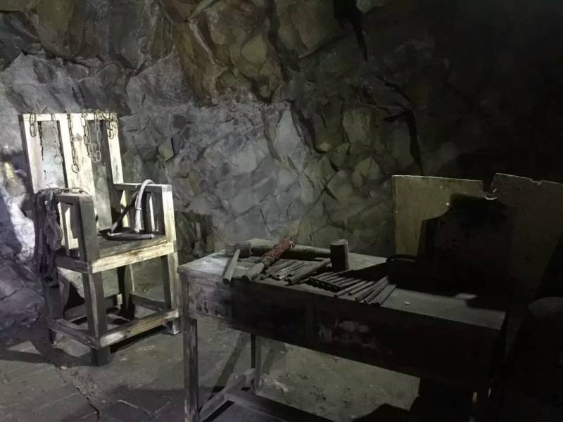 重庆渣滓洞忽然重修!意外发现一个洞,工作人员脸色变得很难看