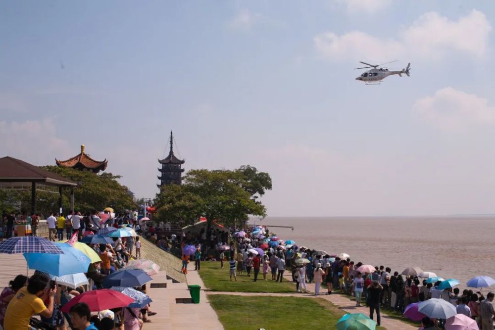 镇海古塔,中山亭和观潮台屹立在江边.