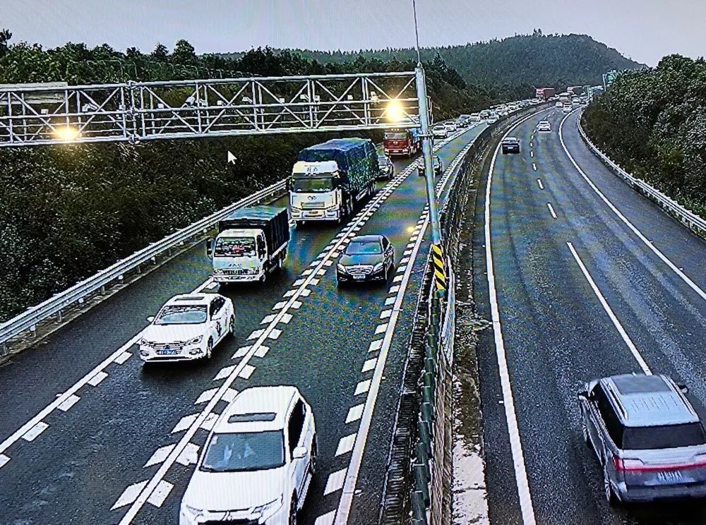 國慶長假第三天湖南高速公路這些路段好多車排隊部分收費站管制