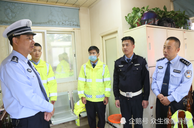 河南信陽:淮濱縣公安局黨委委員,交警大隊長冒雨檢查全縣交通運行情況