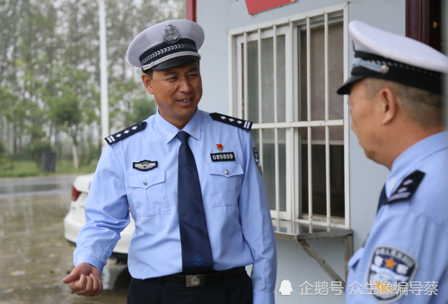 河南信陽:淮濱縣公安局黨委委員,交警大隊長冒雨檢查全縣交通運行情況