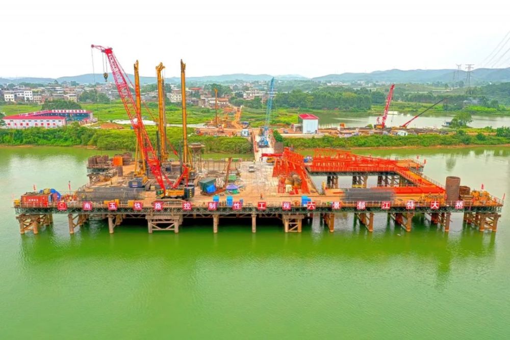 南玉高铁首座隧道顺利贯通!