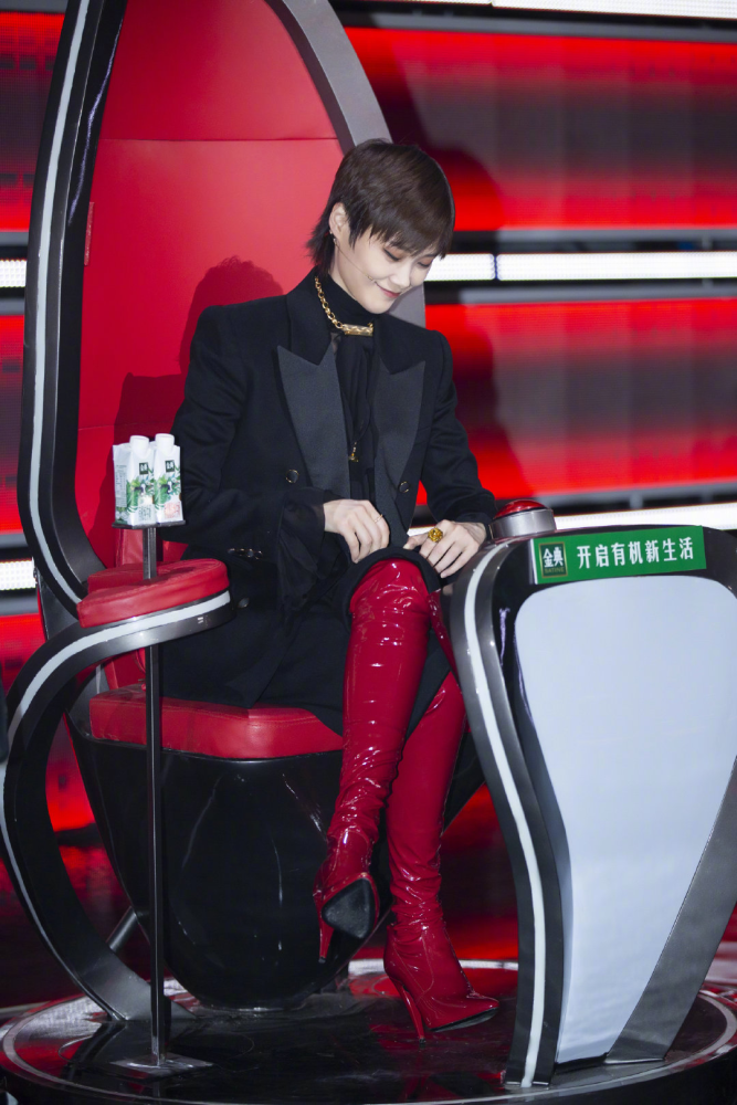 李宇春综艺新造型,黑色西装搭配红色长筒靴,风格帅气又优雅
