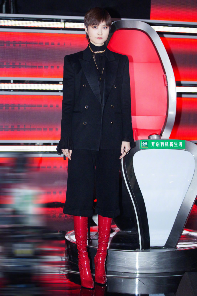李宇春综艺新造型,黑色西装搭配红色长筒靴,风格帅气又优雅