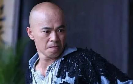 这是熊欣欣在电视剧《精武门》中饰演的杀父仇人马贼洪飞与甄志丹扮演