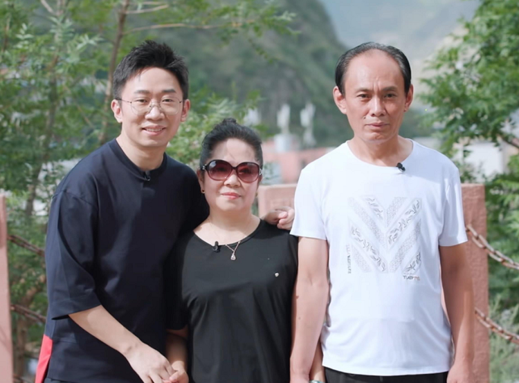 通过这两人的照片相对比,不管是发型也好,还是五官也好,杨迪的爸爸都