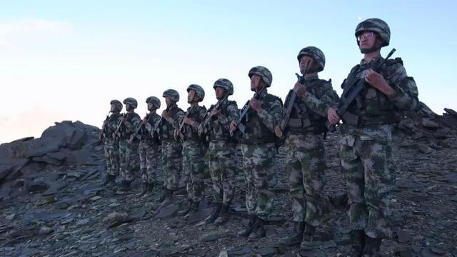 人民欢度国庆战士戍边巡守在高山之巅这里有我坚守