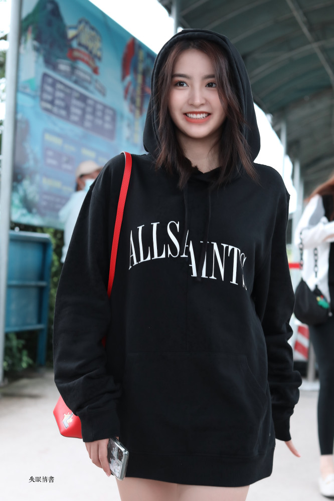 金子涵某日机场私服look分享,黑色字母logo卫衣搭配马丁靴玩转下衣