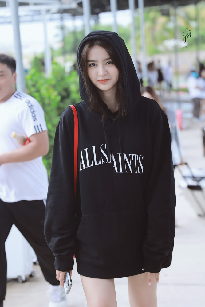 金子涵某日机场私服look分享,黑色字母logo卫衣搭配马丁靴玩转下衣