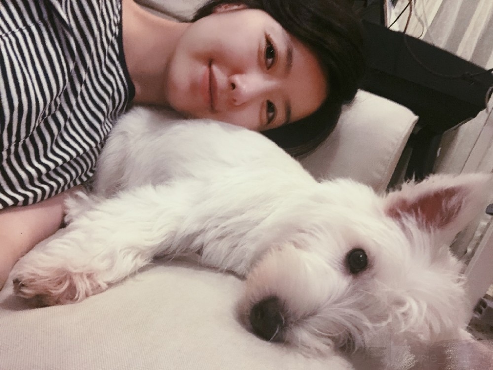 李亚鹏女友懒理分手传闻深情开唱穿吊带裙大秀火辣身材超性感