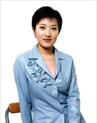 央视女主播郑天亮:直播强忍咳嗽,禁不住鲁健再三追求终于嫁给他