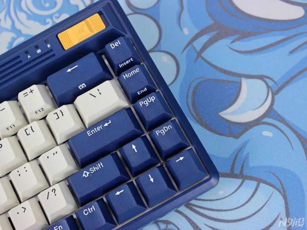 68键配列拥有独立方向键,以及pgup,pgdn,del和home四颗功能键.