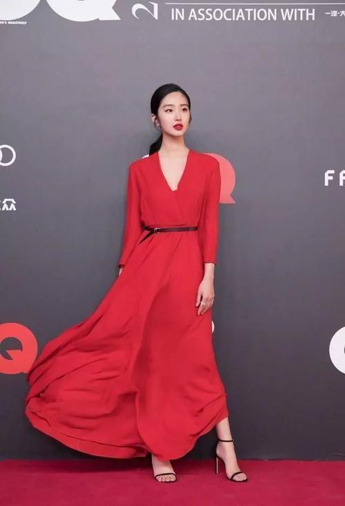 阔太杨采钰真法式西装搭牛仔裤优雅风情好像刘亦菲妈妈