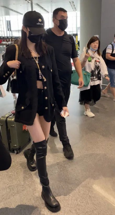 关晓彤|被喷“土大壮”的关晓彤，真替她108cm的美腿委屈