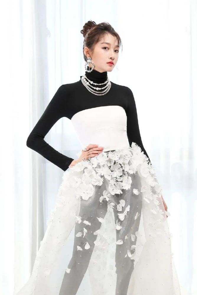 关晓彤|被喷“土大壮”的关晓彤，真替她108cm的美腿委屈