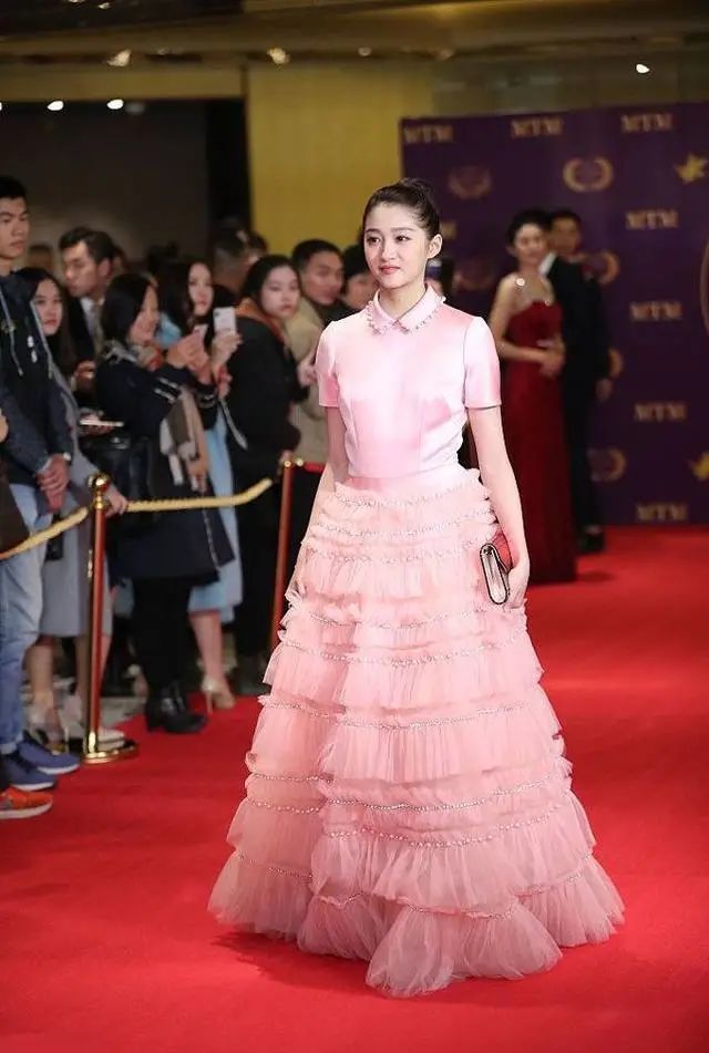 关晓彤|被喷“土大壮”的关晓彤，真替她108cm的美腿委屈