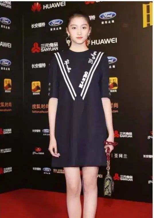 关晓彤|被喷“土大壮”的关晓彤，真替她108cm的美腿委屈