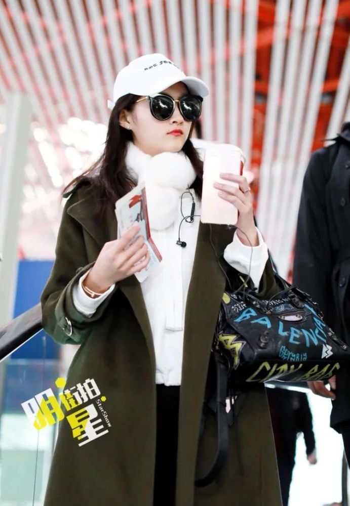 关晓彤|被喷“土大壮”的关晓彤，真替她108cm的美腿委屈