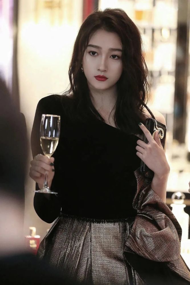 关晓彤|被喷“土大壮”的关晓彤，真替她108cm的美腿委屈