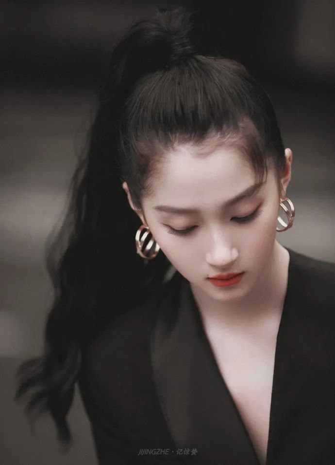 关晓彤|被喷“土大壮”的关晓彤，真替她108cm的美腿委屈