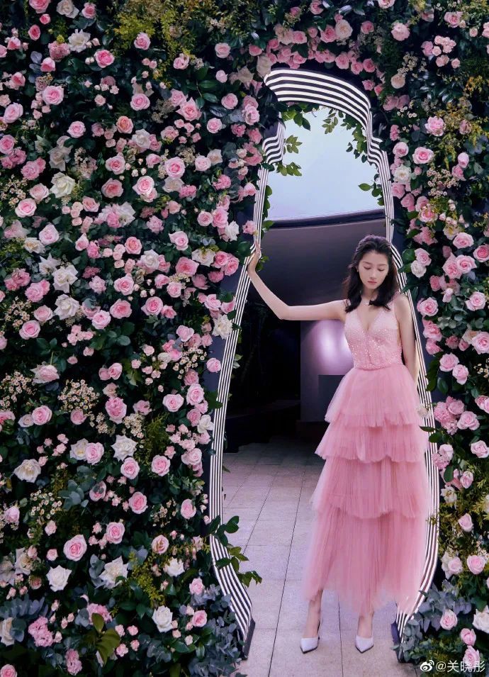 关晓彤|被喷“土大壮”的关晓彤，真替她108cm的美腿委屈
