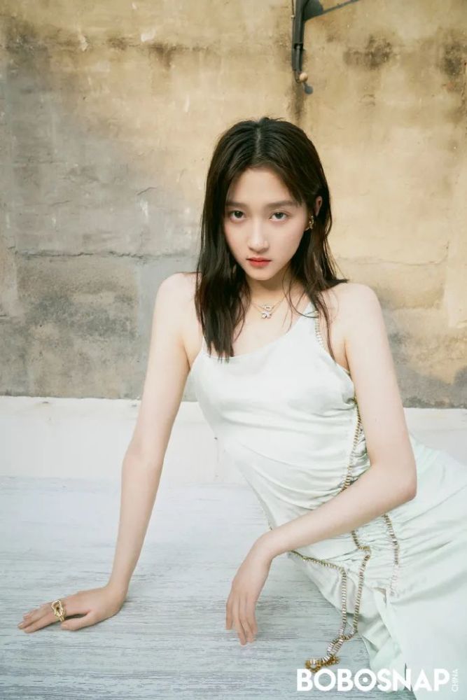 关晓彤|被喷“土大壮”的关晓彤，真替她108cm的美腿委屈