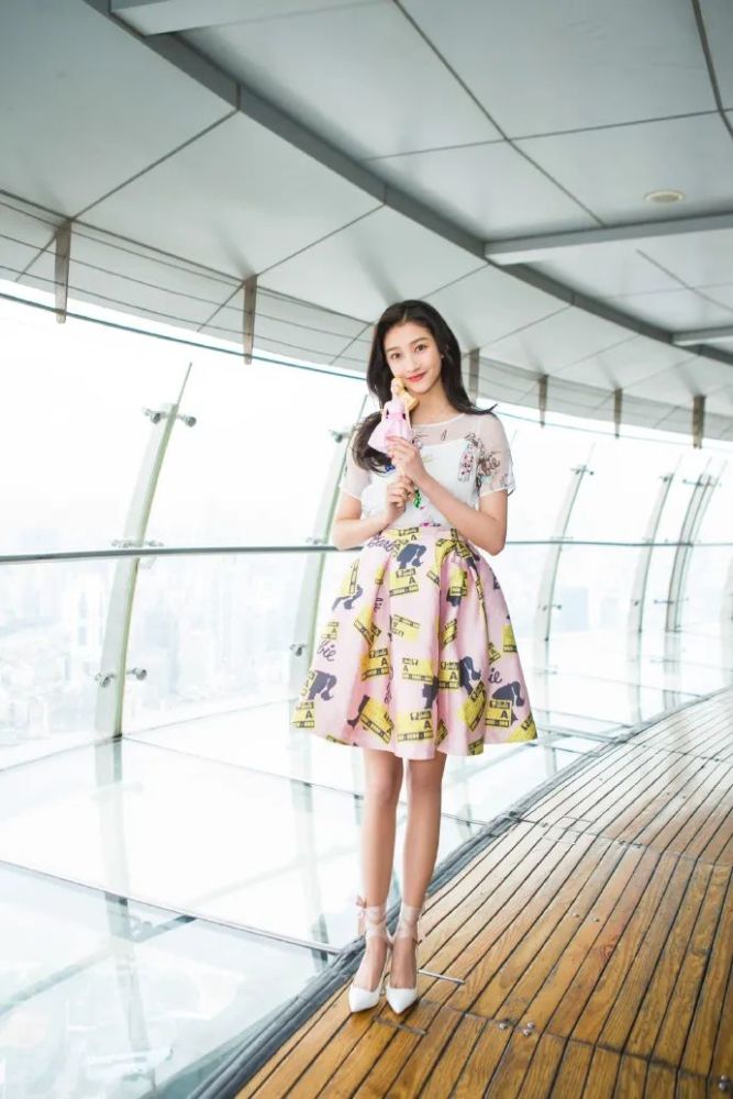 关晓彤|被喷“土大壮”的关晓彤，真替她108cm的美腿委屈