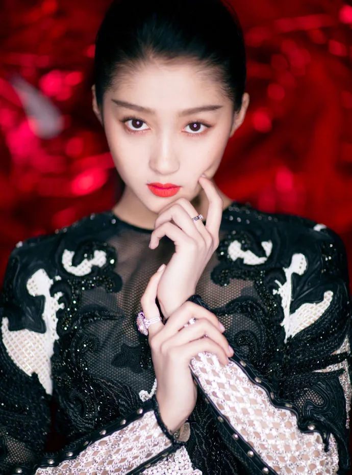 关晓彤|被喷“土大壮”的关晓彤，真替她108cm的美腿委屈