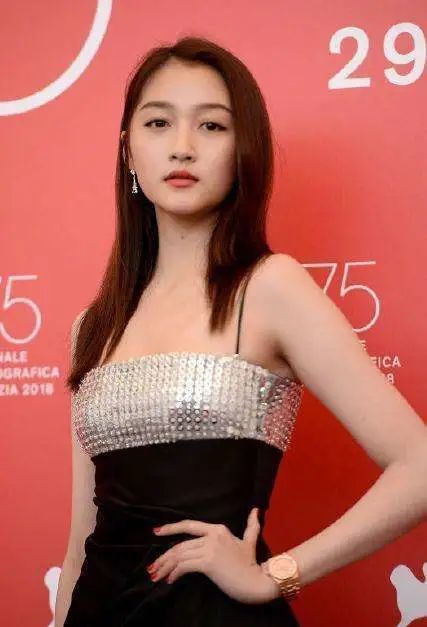 关晓彤|被喷“土大壮”的关晓彤，真替她108cm的美腿委屈