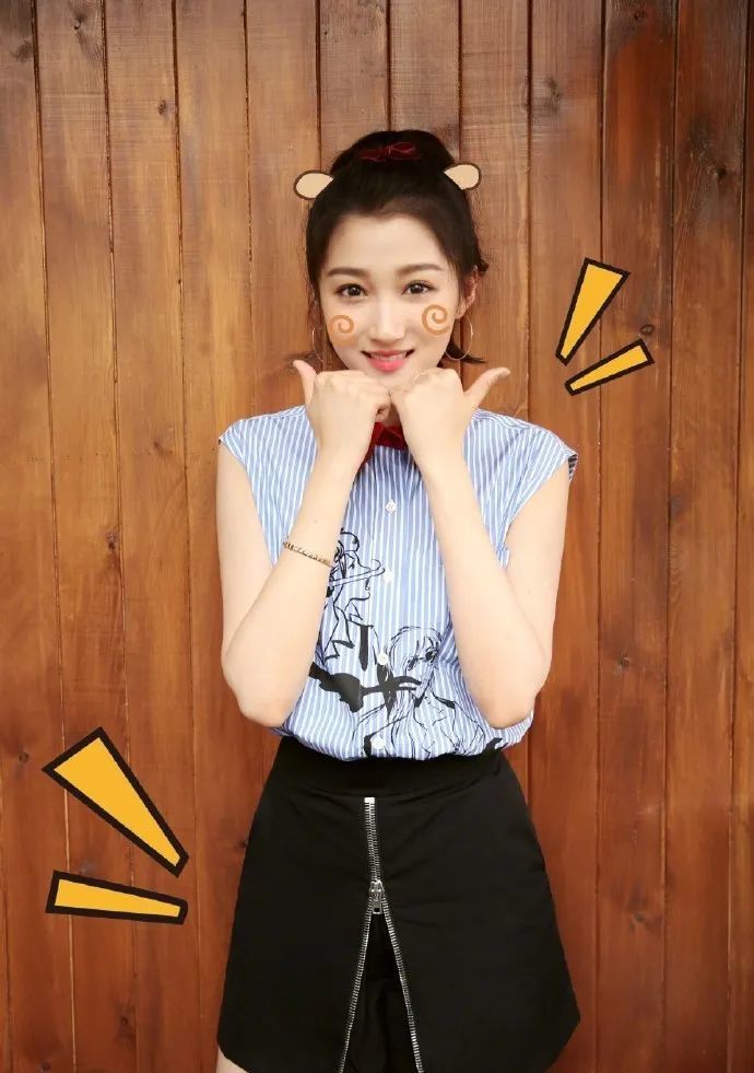 关晓彤|被喷“土大壮”的关晓彤，真替她108cm的美腿委屈