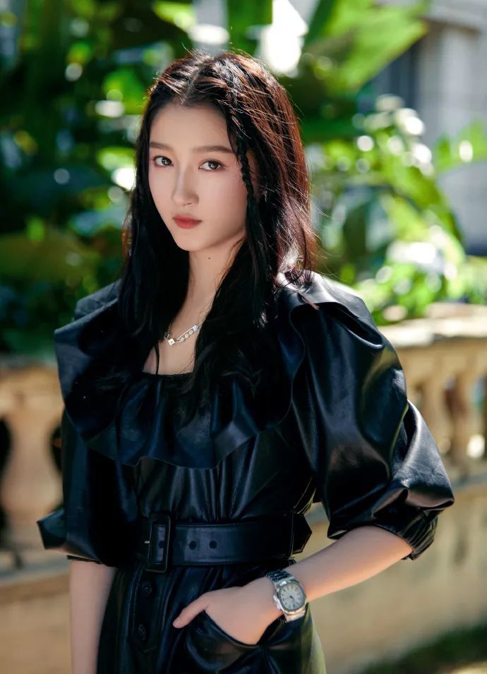 关晓彤|被喷“土大壮”的关晓彤，真替她108cm的美腿委屈