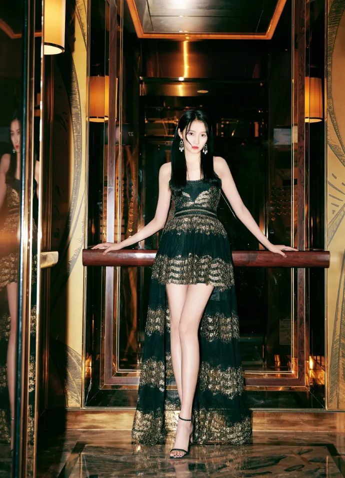 关晓彤|被喷“土大壮”的关晓彤，真替她108cm的美腿委屈