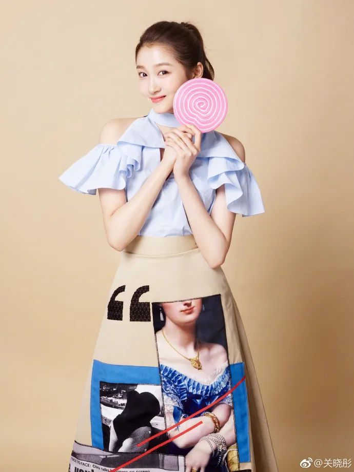 关晓彤|被喷“土大壮”的关晓彤，真替她108cm的美腿委屈