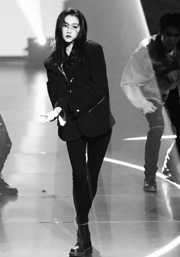 关晓彤|被喷“土大壮”的关晓彤，真替她108cm的美腿委屈