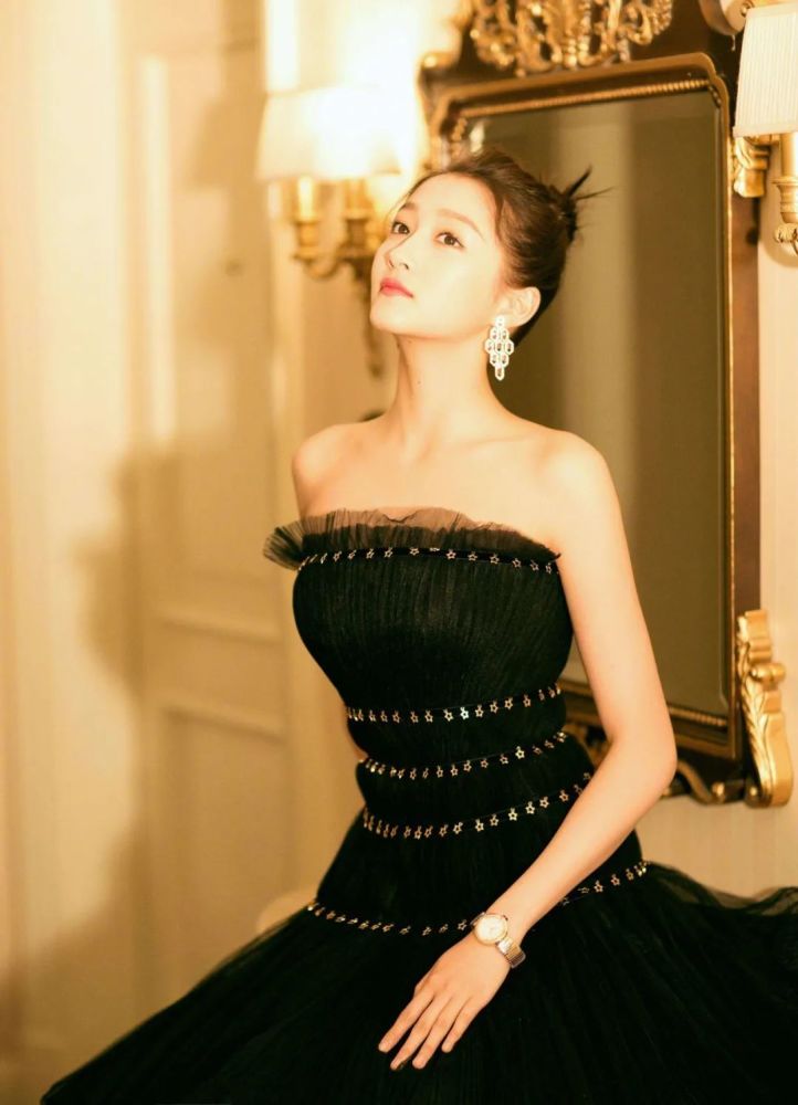 关晓彤|被喷“土大壮”的关晓彤，真替她108cm的美腿委屈