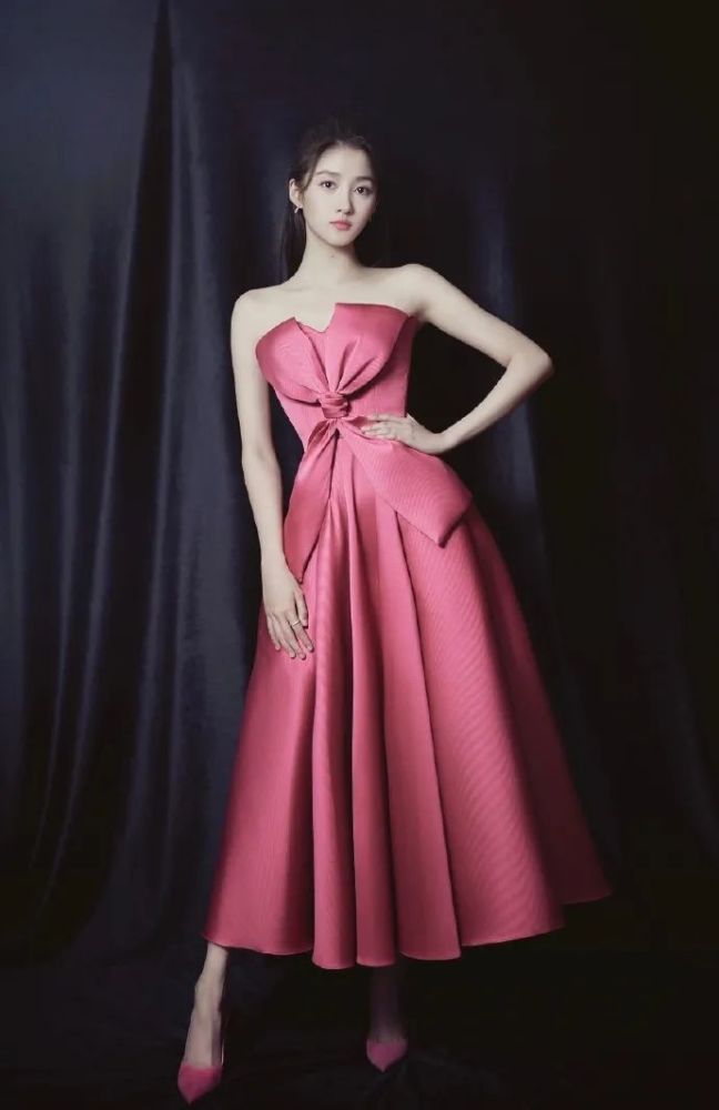 关晓彤|被喷“土大壮”的关晓彤，真替她108cm的美腿委屈