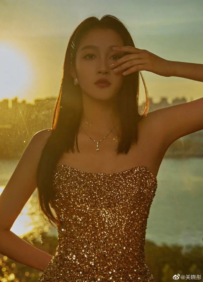 关晓彤|被喷“土大壮”的关晓彤，真替她108cm的美腿委屈
