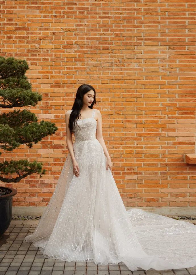 关晓彤|被喷“土大壮”的关晓彤，真替她108cm的美腿委屈