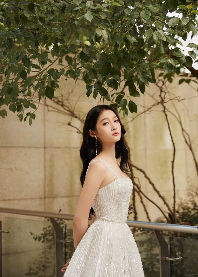 关晓彤|被喷“土大壮”的关晓彤，真替她108cm的美腿委屈