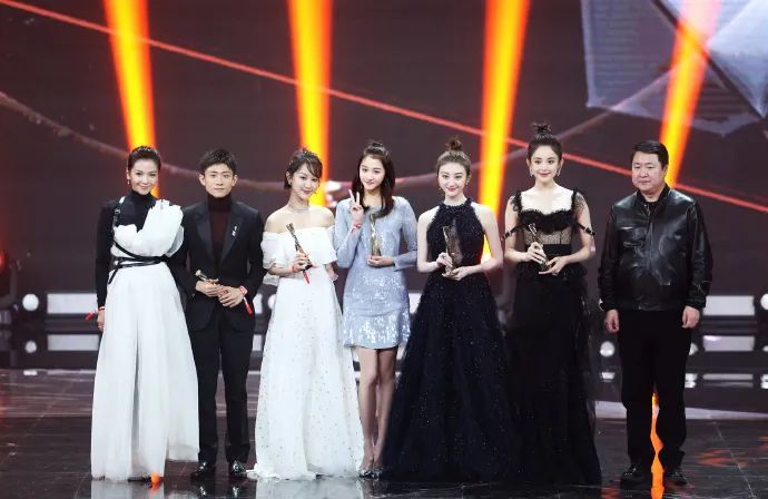 关晓彤|被喷“土大壮”的关晓彤，真替她108cm的美腿委屈