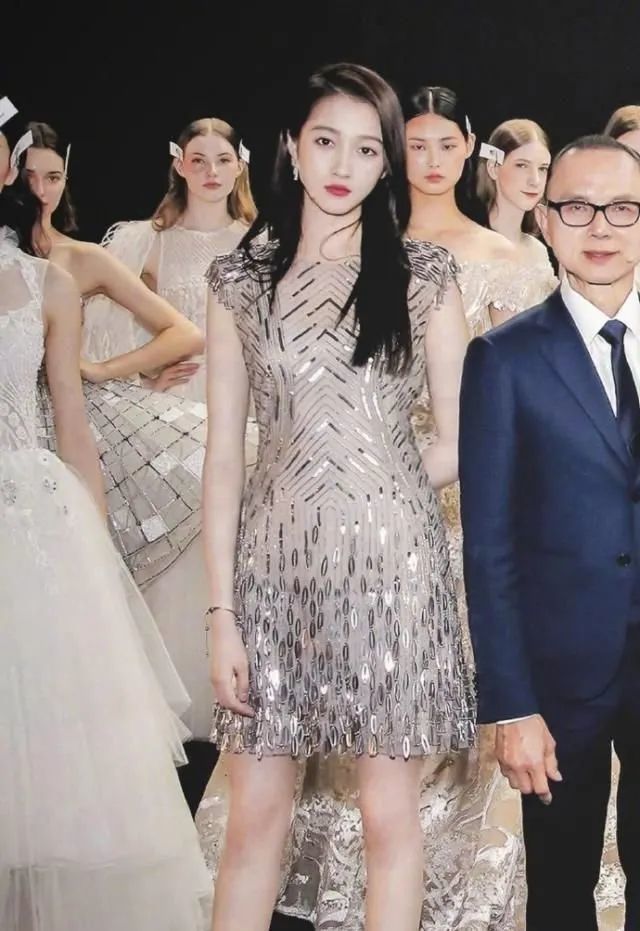 关晓彤|被喷“土大壮”的关晓彤，真替她108cm的美腿委屈