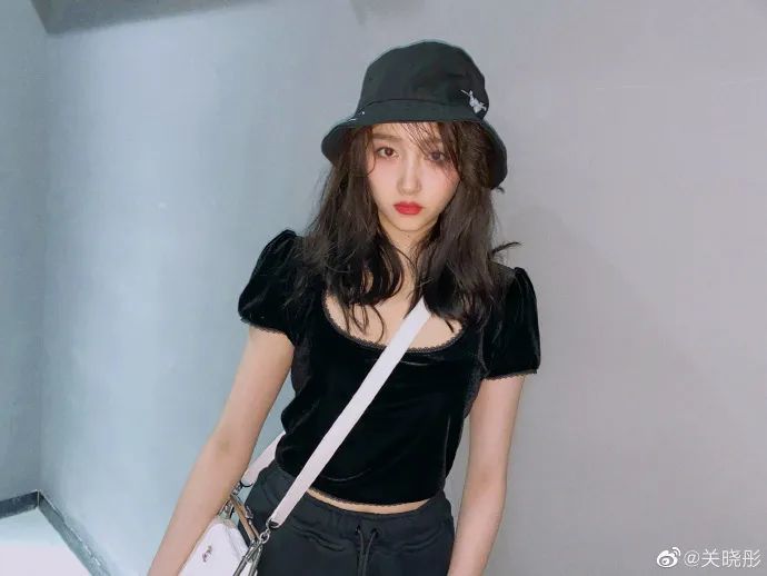 关晓彤|被喷“土大壮”的关晓彤，真替她108cm的美腿委屈