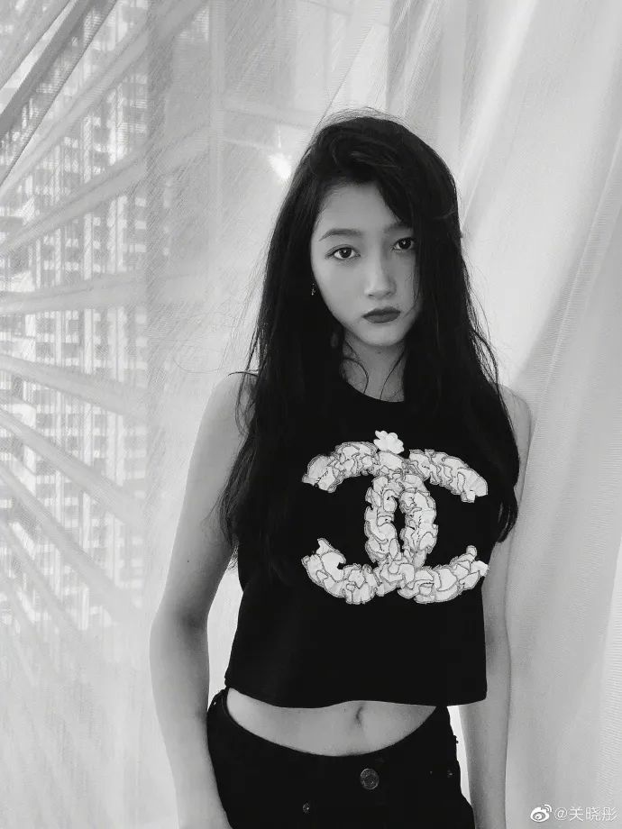 关晓彤|被喷“土大壮”的关晓彤，真替她108cm的美腿委屈