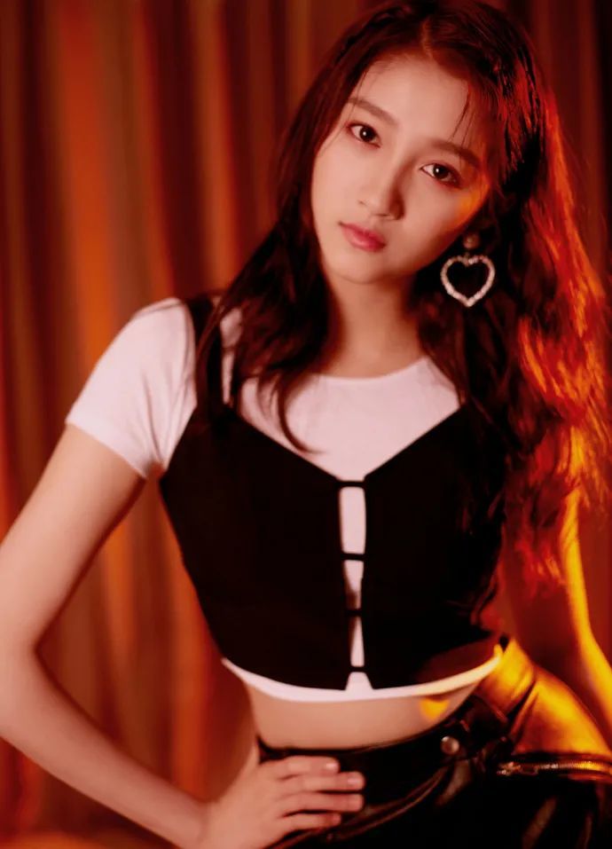 关晓彤|被喷“土大壮”的关晓彤，真替她108cm的美腿委屈