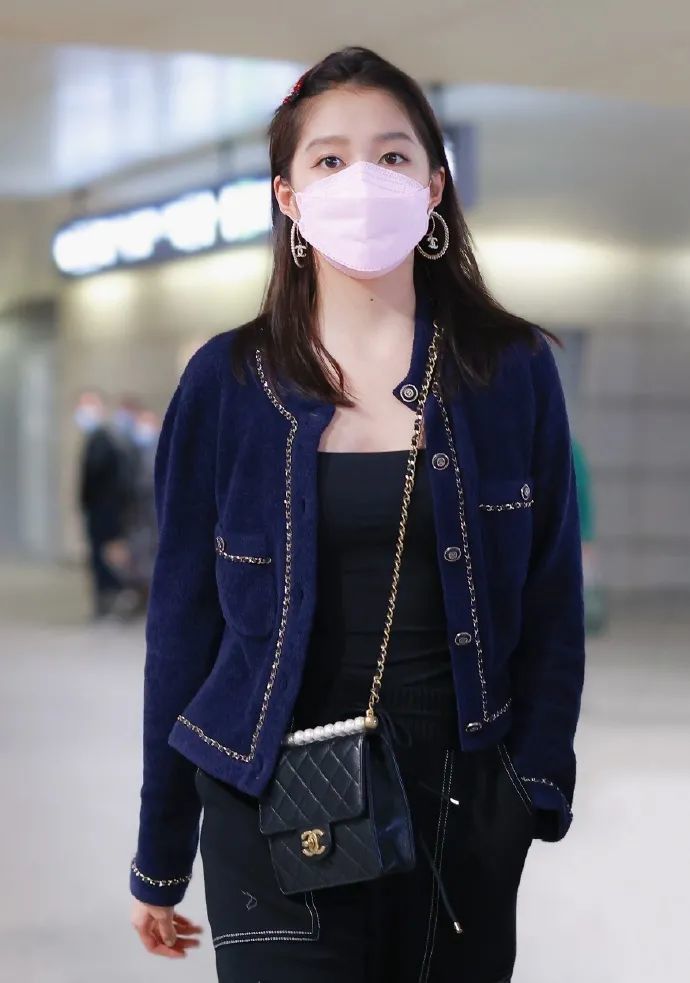 关晓彤|被喷“土大壮”的关晓彤，真替她108cm的美腿委屈